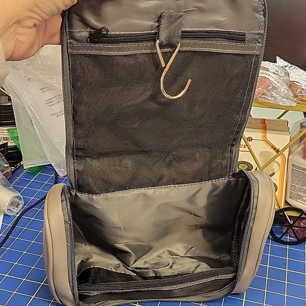 IZOD Gray/Brown Hanging Toiletry  Bag 4 Pockets 14 wide x 3.5 x 7 zip & 15 Unzip